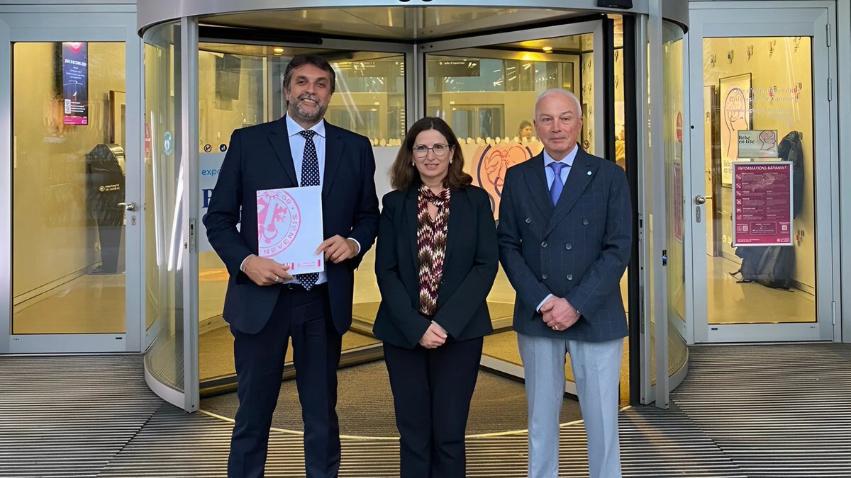 IIHL_Sanremo's tweet photo. The Sanremo Institute signed two Memorandums of Understanding with the University of Geneva & Ukrainian Red Cross to protect water in areas affected by armed conflict💧 and promote respect for International Humanitarian Law! 🌍🤝
@UNIGEnews @RedCrossUkraine
#IHL #RulesofWar https://t.co/IpaimRumG4