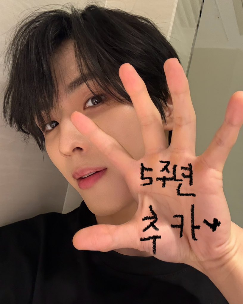 CIX_twt's tweet photo. 5주년 축하해🖤
행복합시다😍

#FIX #CIX #용희 #축하행 #사랑행 #잘부탁행 #얼른봥 https://t.co/KutkafnB6k