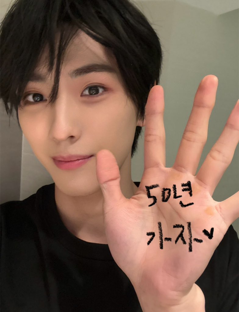 CIX_twt's tweet photo. 5주년 축하해🖤
행복합시다😍

#FIX #CIX #용희 #축하행 #사랑행 #잘부탁행 #얼른봥 https://t.co/KutkafnB6k