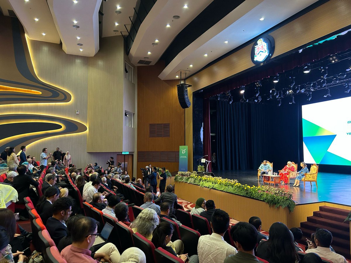 Ernest is: in Hanoi! 🇻🇳🛵🐉 tweet media