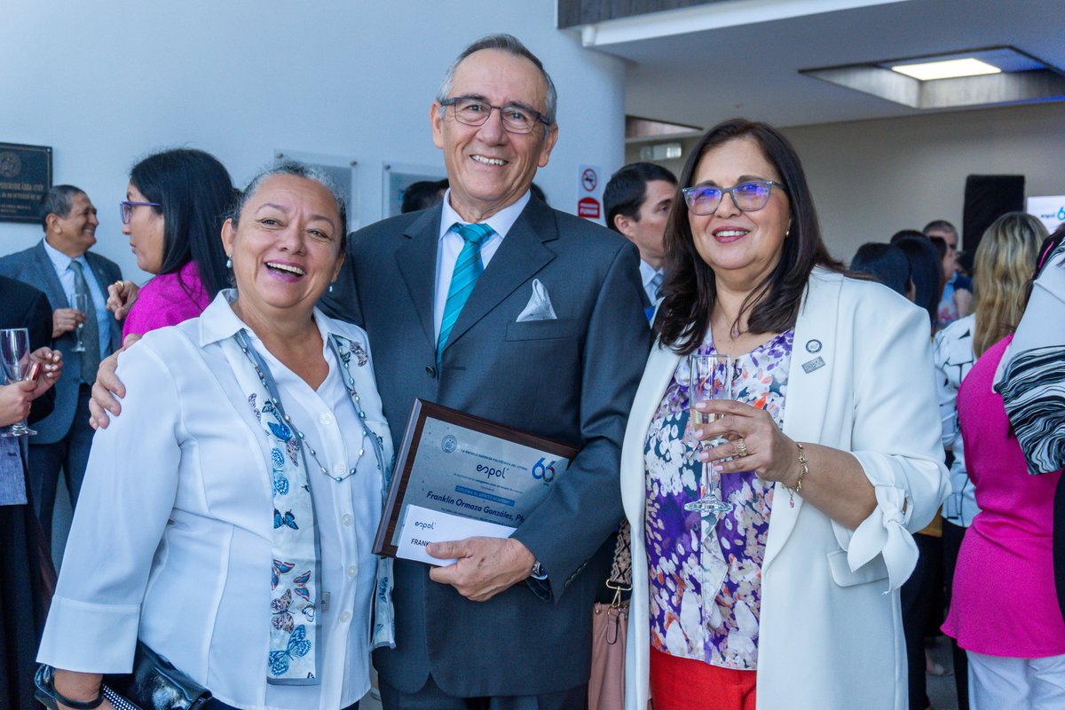 fimcmespol's tweet photo. 🌟 El Ph.D. Franklin Ormaza es una verdadera inspiración para toda la comunidad de @espol. Su dedicación y excelencia como docente e investigador nos motivan a alcanzar nuevos logros.
¡Gracias por ser un pilar de conocimiento y motivación!👏💙 #OrgulloESPOL #ESPOL66 #Inspiración https://t.co/7GMEWCY6FT