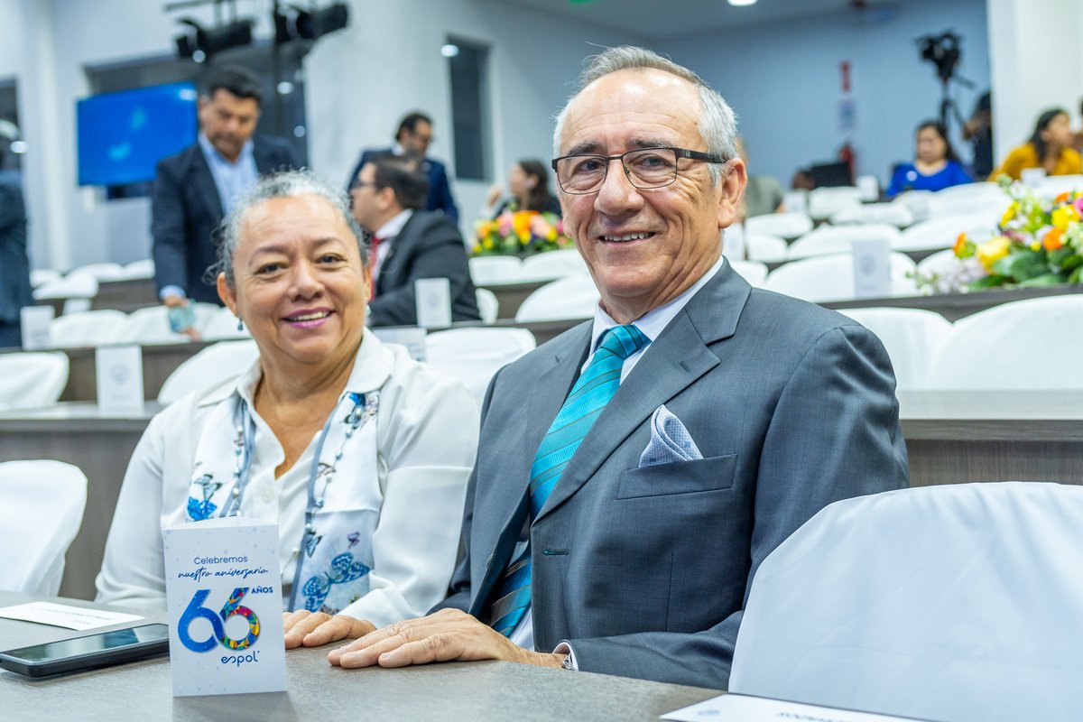 fimcmespol's tweet photo. 🌟 El Ph.D. Franklin Ormaza es una verdadera inspiración para toda la comunidad de @espol. Su dedicación y excelencia como docente e investigador nos motivan a alcanzar nuevos logros.
¡Gracias por ser un pilar de conocimiento y motivación!👏💙 #OrgulloESPOL #ESPOL66 #Inspiración https://t.co/7GMEWCY6FT