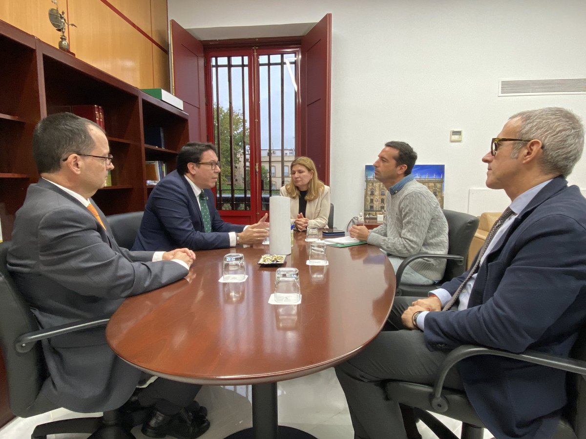 CAndaluzGA's tweet photo. ✅Reunión de coordinación con @JusticiaJunta para abordar asuntos de mediación, extranjería y pruebas de acceso a la profesión. 
✅Nuestro presidente, @Javier_Corral_M, y secretario, @dqr1, han mantenido una cita con @rosaliaespinosa y @Estebanrondonm. 
https://t.co/X47ZoXKXiW https://t.co/wNw62zpAKH