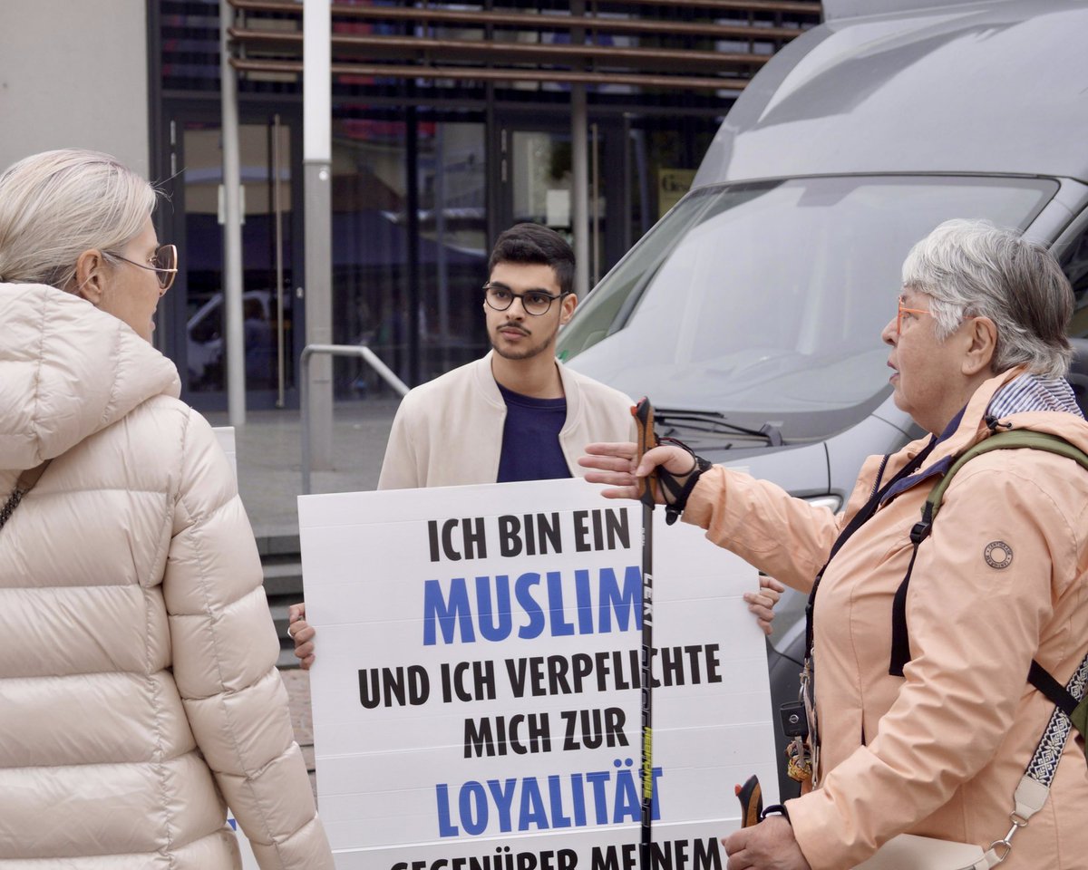 AhmadiyyaJugend's tweet photo. Ein wertvoller Austausch in Schwetzingen! Die Ahmadiyya Jugend im Gespräch mit Menschen vor Ort über Glaube, Frieden und Zusammenhalt. Offenheit und gegenseitiges Verständnis standen im Mittelpunkt. 

#Dialogaktion #AhmadiyyaJugend #Islam #Schwetzingen https://t.co/qJH51lKVU5