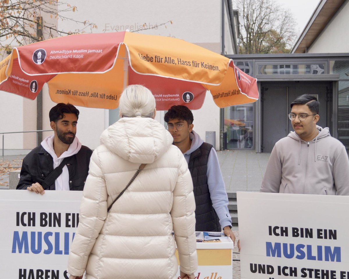 AhmadiyyaJugend's tweet photo. Ein wertvoller Austausch in Schwetzingen! Die Ahmadiyya Jugend im Gespräch mit Menschen vor Ort über Glaube, Frieden und Zusammenhalt. Offenheit und gegenseitiges Verständnis standen im Mittelpunkt. 

#Dialogaktion #AhmadiyyaJugend #Islam #Schwetzingen https://t.co/qJH51lKVU5