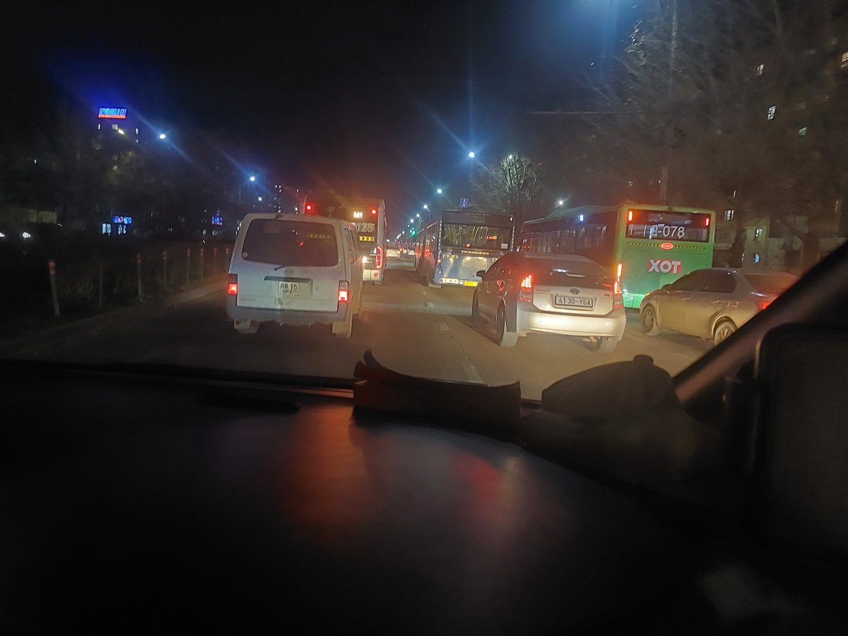 Энэ автобус аа 1 р эгнээгээрээ яв гэж хэлээчээ  бүхэл бүтэн 3 эгнээ хаагаад байна ш дээ