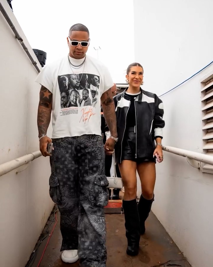 leosantana's tweet photo. Fim da tour de #paGGodin! Fala aí, qual foi o look favorito de vcs? 😎 #EstiloLS Minha singela homenagem a esses gigantes que eu admiro tanto ❤️🙌🏿 https://t.co/j3DlBYfIKU