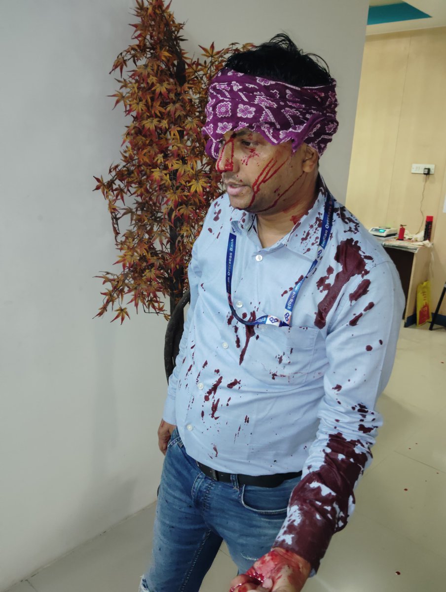 GoswamiPuspal90's tweet photo. This is my question to the society what do you call this ? 

Is this banking ?

Management is waiting what for ? Murder!!!

All are requested to raise your voice against such gruesome incident on one of our brothers from Indian Overseas Bank.

#BankersNeedJustice https://t.co/n8Ga9ozCHy