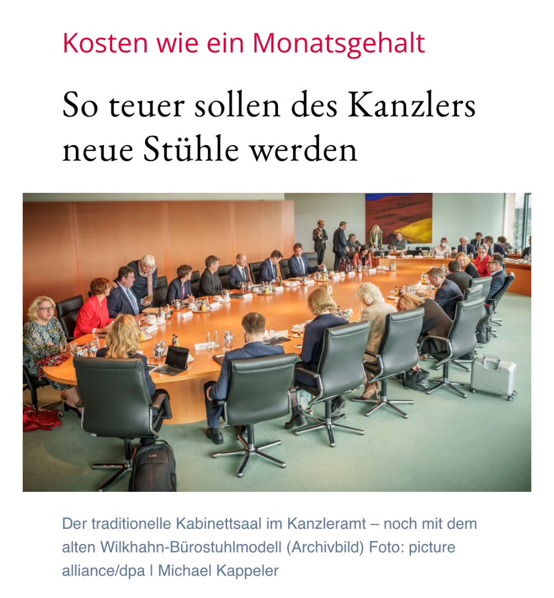 4.000 EURO für einen Stuhl.

Diese Regierung verhöhnt die Bürger.

Die Wirtschaft schmiert ab, die Deutschen haben immer weniger im Geldbeutel, aber Scholz beschafft Luxusstühle für „seinen kleinen Kabinettssaal“.

Preis für 26 Stühle: 100.000 EURO.
jungefreiheit.de/politik/deutsc…