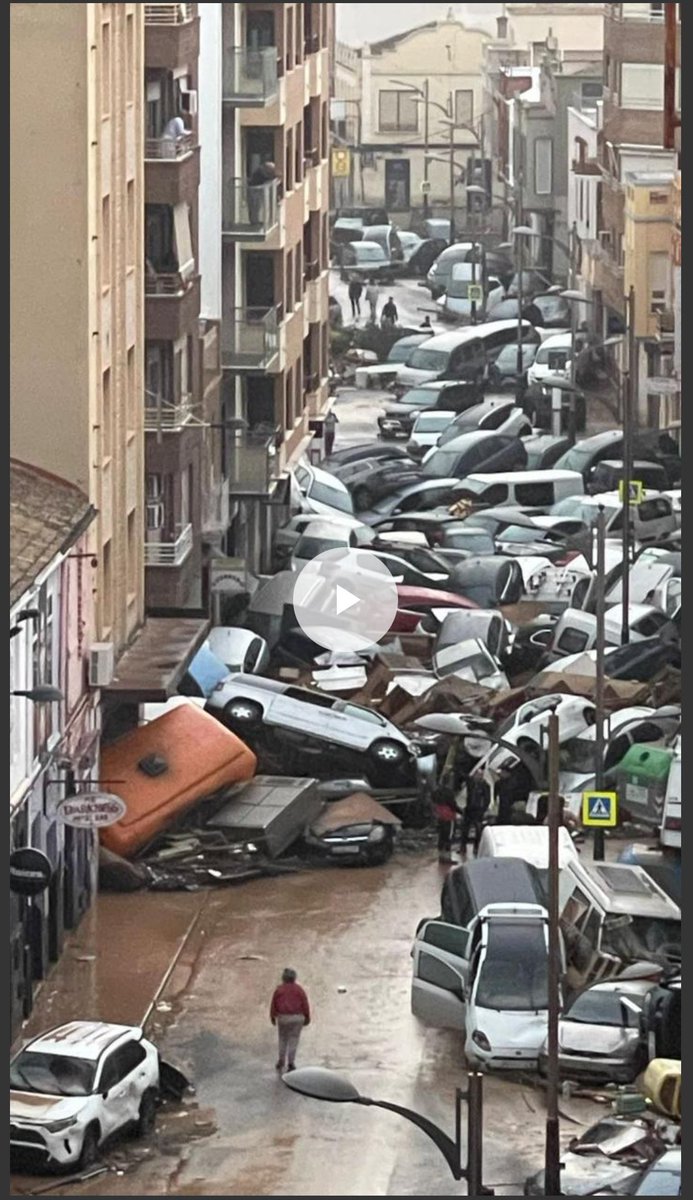 In 8 ore la pioggia di un anno

64 morti e scene mai viste 

Chissà se è una notizia importante o dobbiamo sorbirci solo parenti e amici delle vittime di cronaca nera...

Non c'è + tempo da perdere con chi non ha ancora capito o fa lo struzzo 
  #Valencia