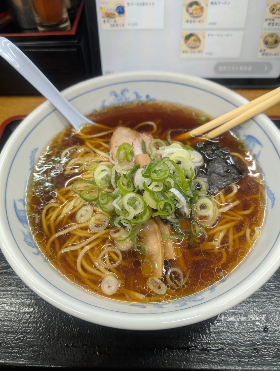tonight, cheap ramen in Shinjuku 🤤 exquisite for just 450¥