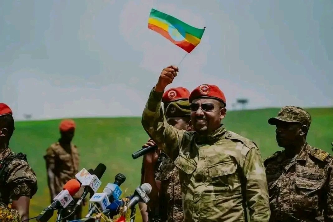 ጥንት #አባቶችህ ያቆዩትን፤ #ከፍ አርገህ ይዘህ #ባንዲራህን፤
#ቀና በል አሁን፤ #ቀና በል ቀና፤