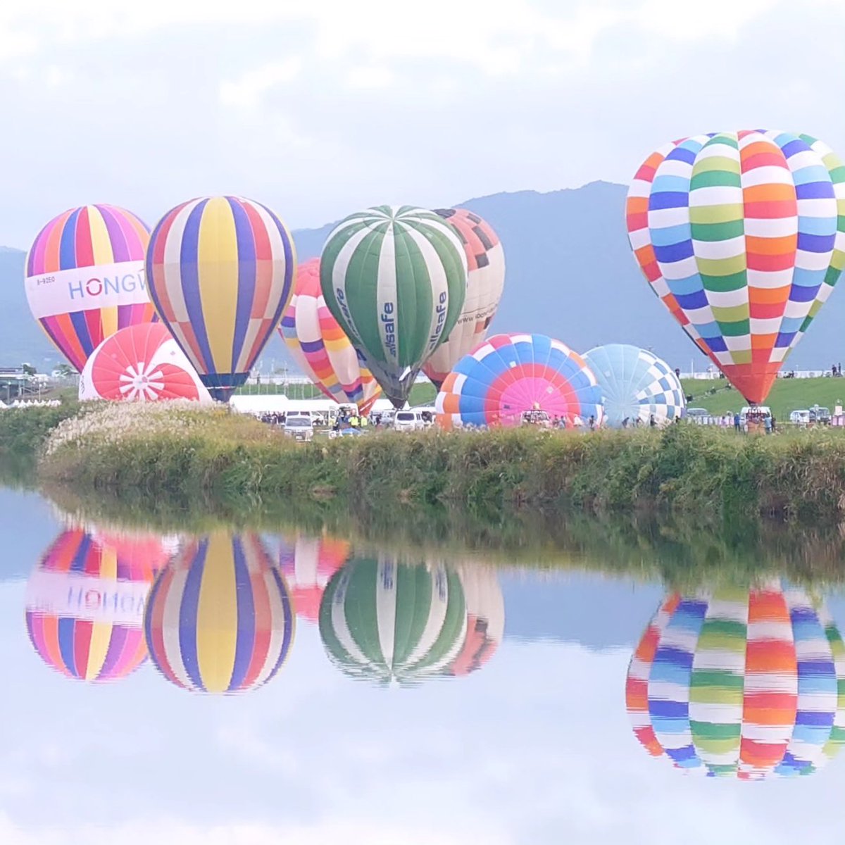 chieco7315's tweet photo. 🍀
2024.10.30㈬ ⛅️
佐賀インターナショナルバルーンフェスタ🎈
公式練習飛行

明日もたくさん飛ぶといいな🎈

#佐賀インターナショナルバルーンフェスタ 
#公式練習飛行 
#ThankYouAlwaysMother https://t.co/V0GCaApOeG