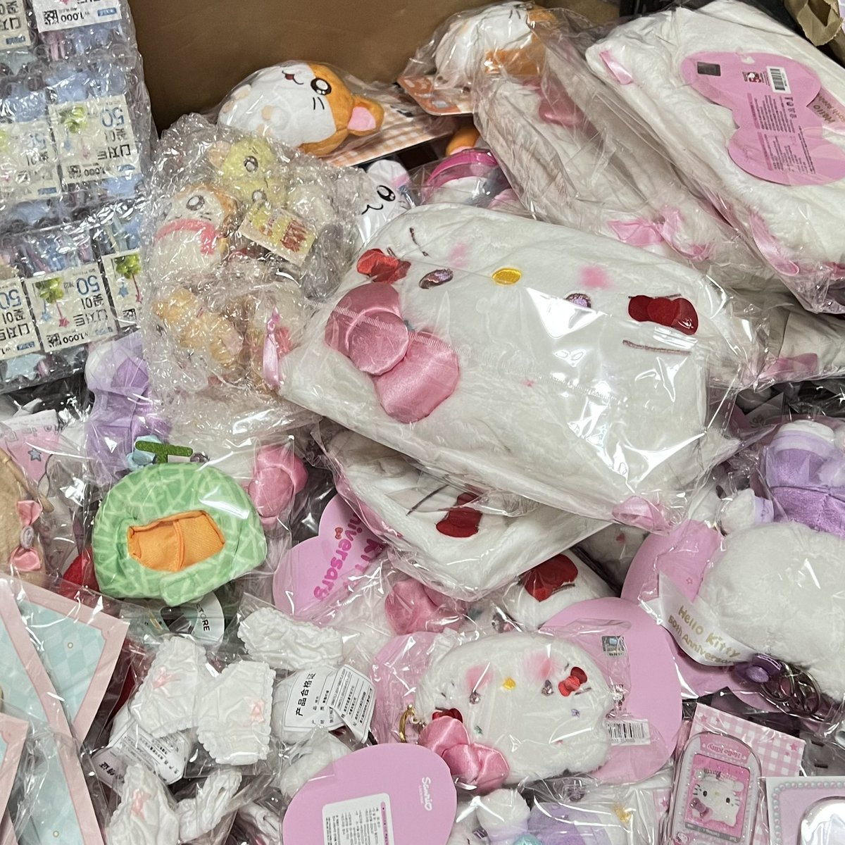 nnxpupeachii's tweet photo. ใครรอพร้อมส่งมะ เสาร์นี้พ้มน่าจะได้ลงพร้อมส่งละ หลังจากเก็บมาตั้งแต่เดือน 7 มันจาเยอะเกินไปแล้ว 🥲 ขอไปรื้อแล้วก็จัดหมวดหมู่ก่อนเพราะค่อนข้างเยอะ เด้ะพฤกะศุกร์ทยอยลงรายละเอียดให้ https://t.co/ZsuInJLaS7
