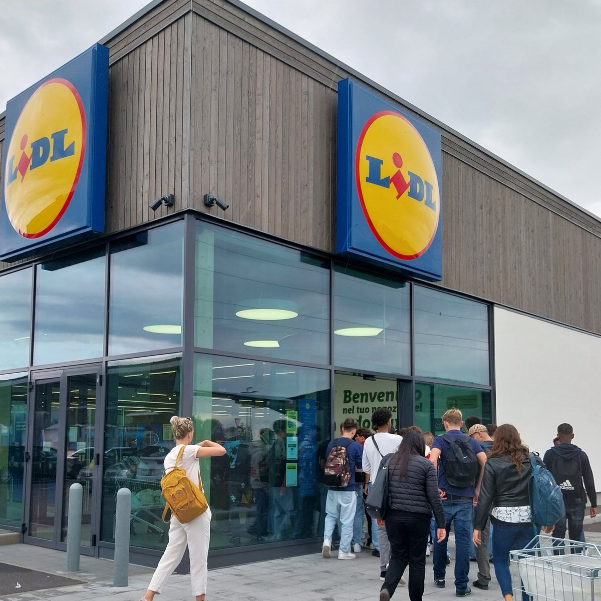 Gli studenti della scuola secondaria svedese di Örebro sono venuti a trovarci a Villafranca (VR), per visitare il nostro store più sostenibile di sempre: qui gli alunni hanno avuto modo di scoprire un punto vendita progettato per avere il minor impatto ambientale possibile! 🛒♻️