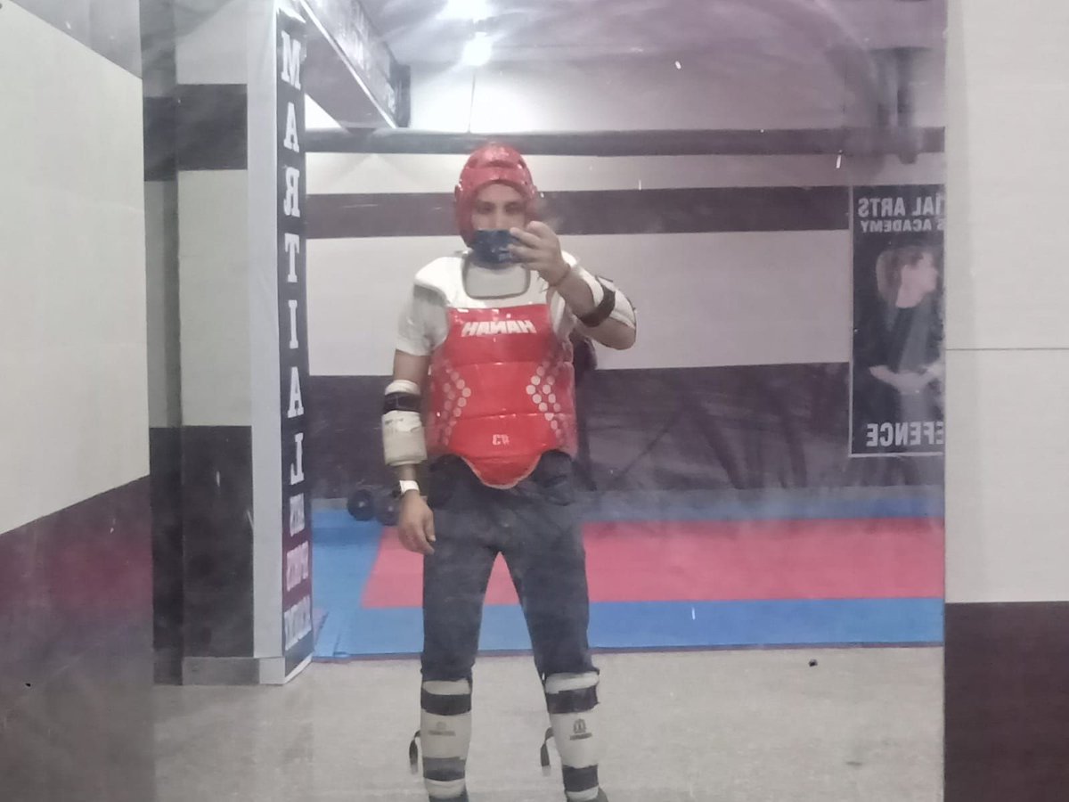 rethynkai's tweet image. At 29, I lost my health and my job.
At 31, I lost my father.   

Today, I hold Yellow Belt in Taekwondo, prepare for marathon and run ReThynk AI Company and Magazine.

7 strategies for building yourself and your business: