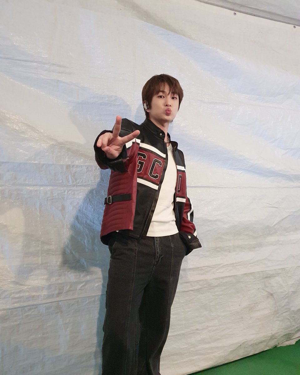 ONEW_GRIFFIN's tweet photo. 영원히 기억될 국원대동제😊

#온유 #ONEW https://t.co/bRgX2w3upe