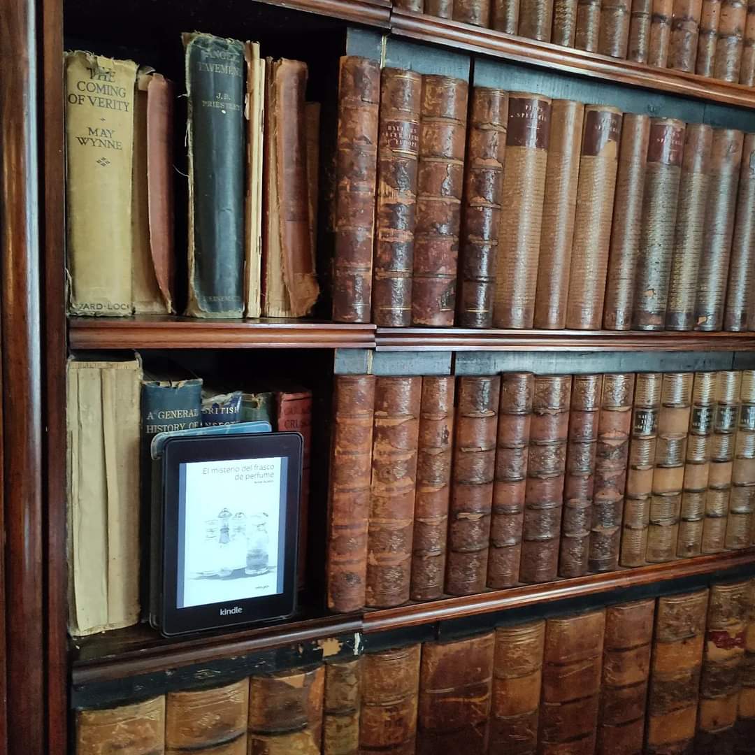 SherEditores's tweet photo. "Para su sorpresa, Dundee comprobó que la biblioteca estaba extraordinariamente bien surtida de libros de todos los géneros, la mayor parte de ellos con señales de haber sido usados. ¿Quién de los Berkeley sería el ratón de biblioteca?"
#Elmisteriodelfrascodeperfume
#Kindle https://t.co/o76oSuWyYa