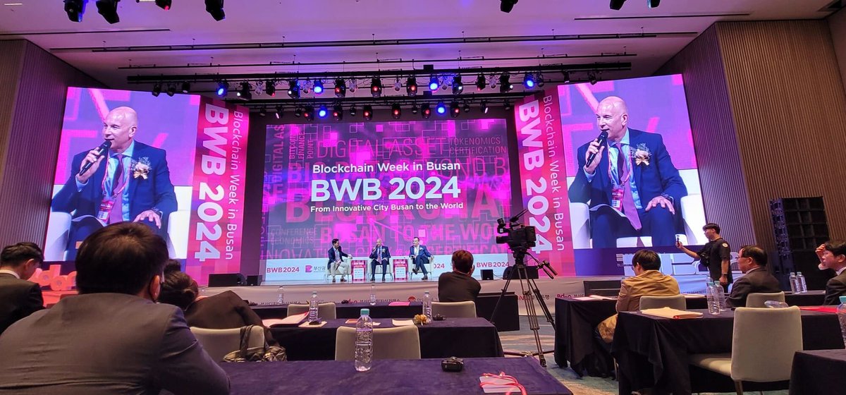 Polymesh Association CEO Bill Papp at Blockchain Week in Busan #BWB2024 flanked by David Lee of <a href="/WidusPartners/">WIDUSPartners</a> and Alan Burt of <a href="/RedbellyNetwork/">Redbelly Network</a> 

They know 🅿️