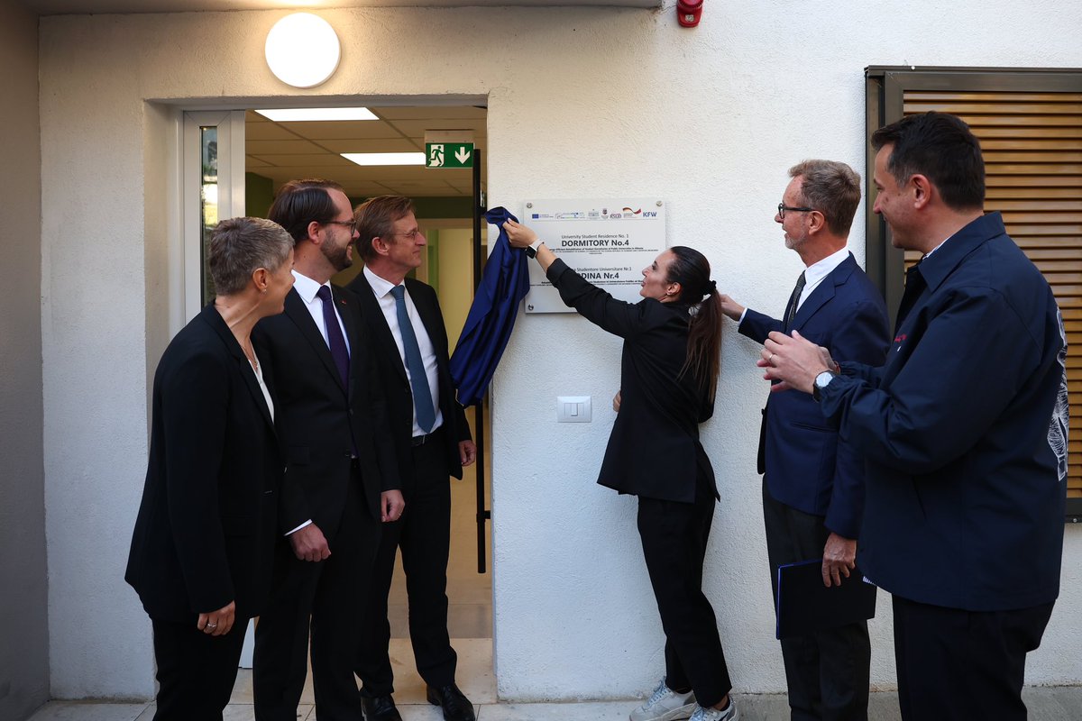 EUinAlbania's tweet photo. More than 650 students will soon move into newly renovated dormitories at the student city in Tirana. Today, alongside representatives from the German embassy, KfW, and Albanian authorities, we proudly inaugurated five newly renovated dormitories. These modern, energy-efficient buildings set a new standard by providing EU-compliant accommodations. And this is just the beginning, as this project aims to enhance 14 more dormitories, benefiting over 2,600 students in total.

This initiative will make dorms 40% more energy-efficient, cutting CO₂ emissions by over 3,000 tons every year. #TeamEurope🇪🇺🇩🇪 in action, building a greener and more sustainable future for Albania🇦🇱.