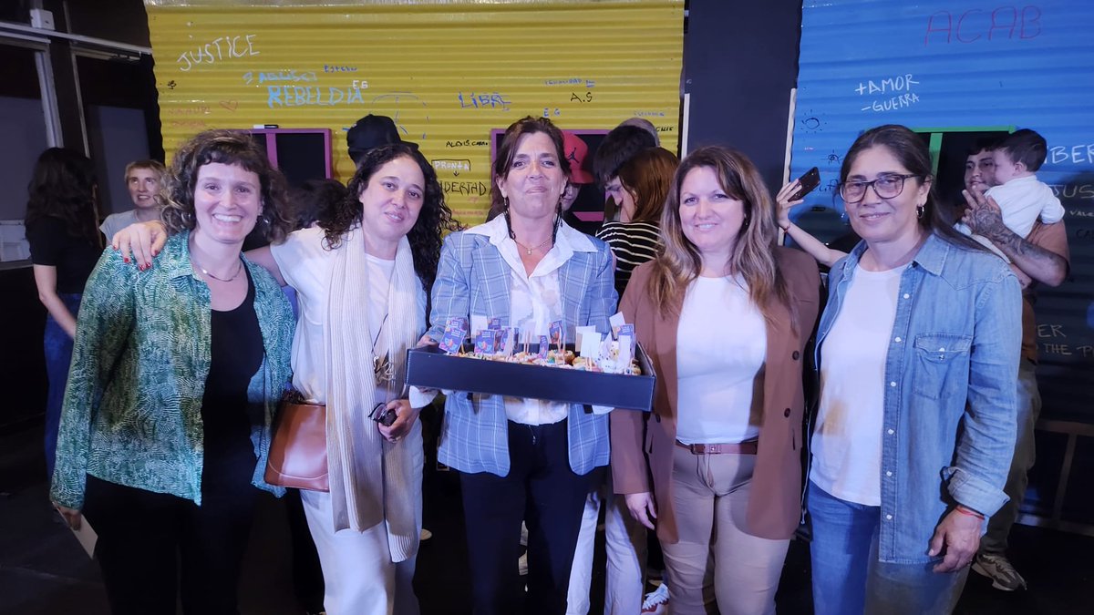 Ayer, los jóvenes del Centro Granja subieron al escenario junto a docentes de la Escuela Multidisciplinaria de Arte Dramático para presentar "La Voz de Nuestros Derechos". Obra, que marca el cierre del curso, resaltando el poder del arte como medio de expresión e inclusión.