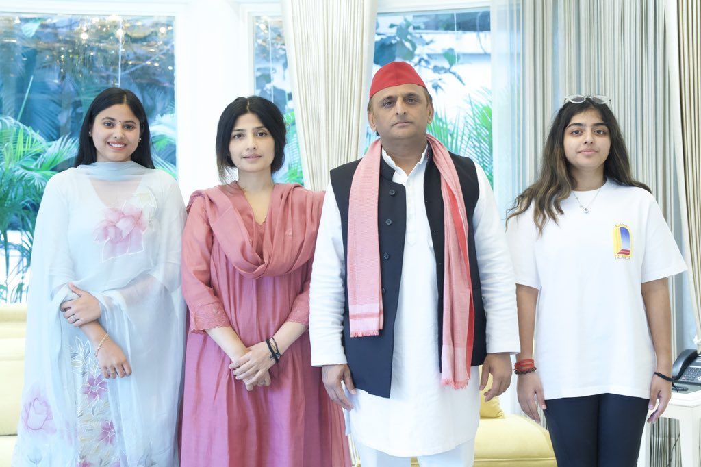 लखनऊ आवास पर दीपावली के शुभ अवसर पर मा० राष्ट्रीय अध्यक्ष श्री अखिलेश यादव जी और मा० श्रीमती डिंपल यादव जी व अदिति यादव के साथ।