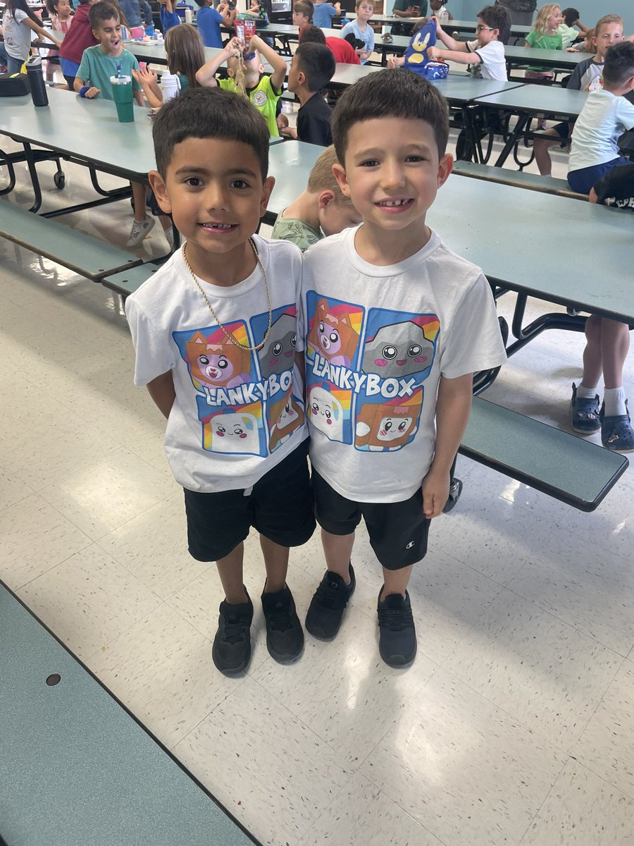 NaumannElem's tweet photo. Naumann Knights representing on Twin Day! Knights UNITED!!!#hardworkfeelsgood @wkmills22 https://t.co/eKZICFcoPR