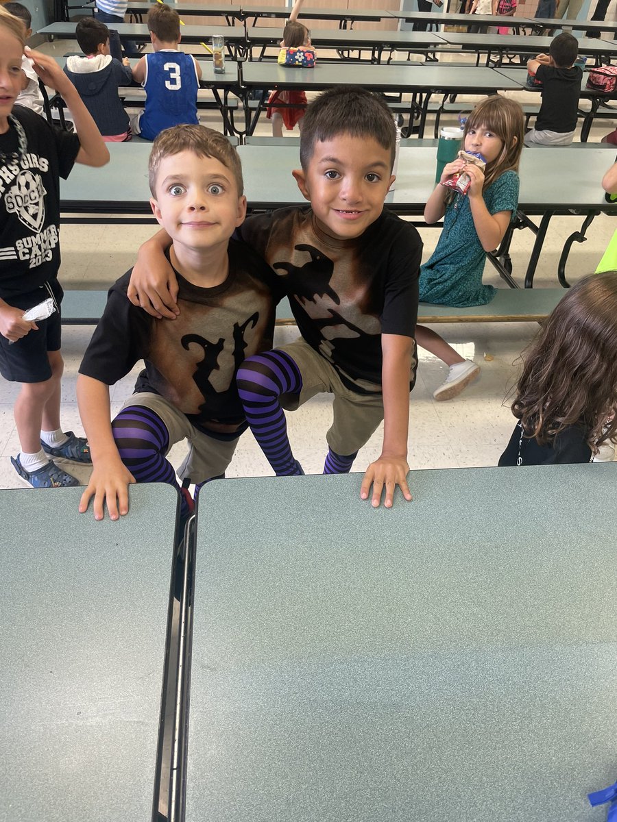 NaumannElem's tweet photo. Naumann Knights representing on Twin Day! Knights UNITED!!!#hardworkfeelsgood @wkmills22 https://t.co/eKZICFcoPR