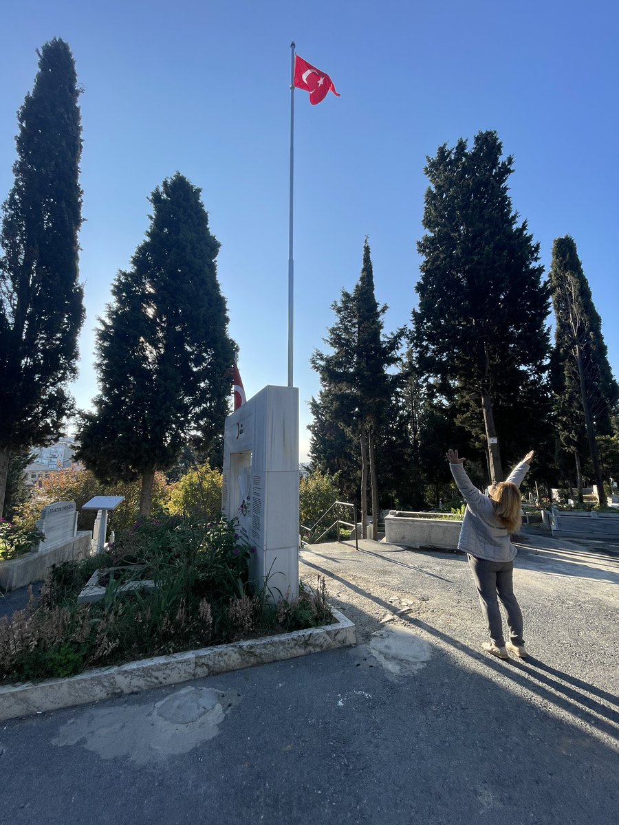 Bir gurur hikayesi🇹🇷❤️
Azmin elinden bişey kurtulmaz

Uzun bir süredir Üsteğmen KaraFatma mezarlığımıza ve bayrağımıza zarar veren milli manevi duygusu saygısı olmayan bir güruhla mücadele ediyoruz.

Bayrağımızı yere atıp direklerimizi çalıyorlardı