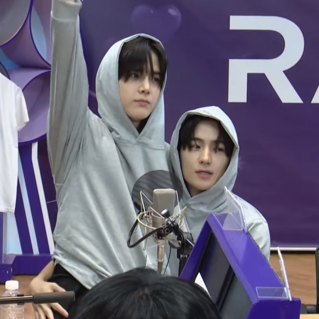 너무나도 당연하게 김냥훈을 무릎위에 앉히는 행위가 존나 자연스럽잖아.. 제발그만해(구라야)