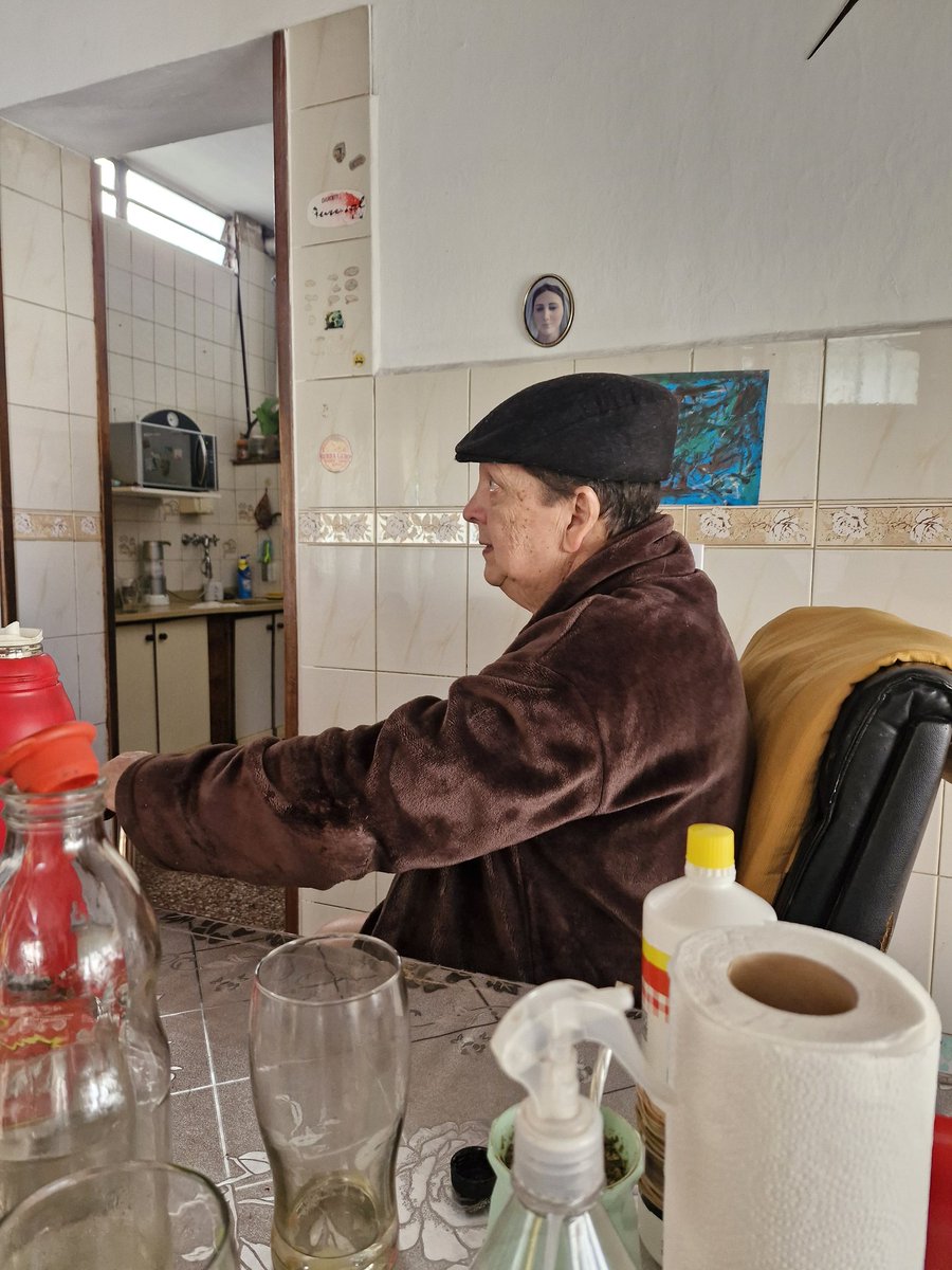 Acá esperando que pases su foto, mandale saludos a titoo #nadiedicenada