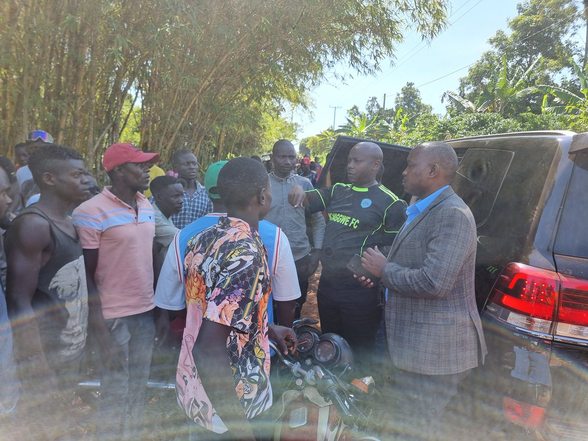 insightpostug's tweet photo. @MasazaCup_:Former #StateforWater #RonaldKibuule has spent full day traversing Mukono North county giving out free tickets to Kyaggwe #SsazaFC supporters. Kibuule bought 10000 tickets. #KyaggweFC will face off with Buddu Ssaza FC at Mandela National Studium on Saturday. @cpmayiga https://t.co/TTfKZ71ewq