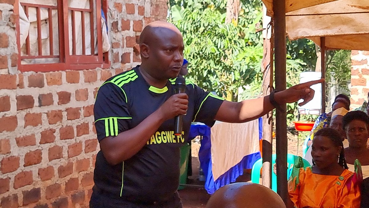 insightpostug's tweet photo. @MasazaCup_:Former #StateforWater #RonaldKibuule has spent full day traversing Mukono North county giving out free tickets to Kyaggwe #SsazaFC supporters. Kibuule bought 10000 tickets. #KyaggweFC will face off with Buddu Ssaza FC at Mandela National Studium on Saturday. @cpmayiga https://t.co/TTfKZ71ewq