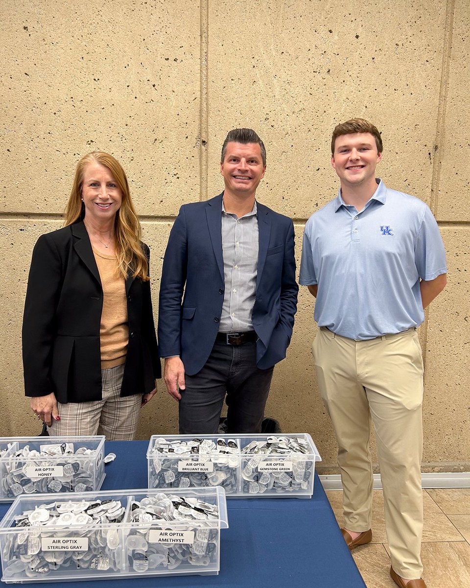 Last night, SCO students participated in the "Alcon Colors Try-On Event," enjoying an engaging evening of learning and hands-on experience with colored contact lenses. Thank you to Alcon and all attendees for making the event a success!