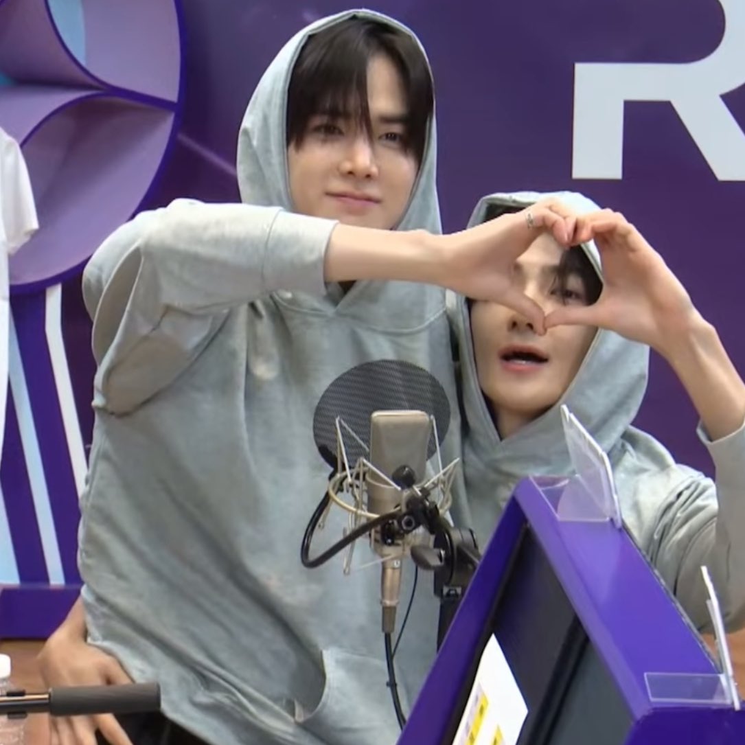 14시간 동안 딸을 쳤대잖아요. 14시간 동안 딸을 쳤으면, 가정폭력범. 제가 미친놈이라 할 수 있는 거 아니에요? 14시간동안 딸을 쳤대요. 나쁜놈이잖아요. 제가 뭘 잘못했어요