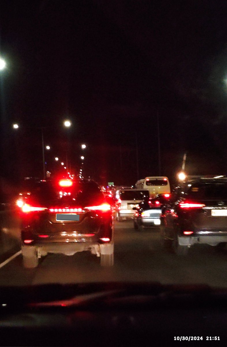 Kaya pa ba <a href="/NLEXexpressways/">NLEX Corporation</a>? Pag-exit pa lang ng Balintawak Tollgate NB ganyan na agad. Partida almost 10pm na. 😭