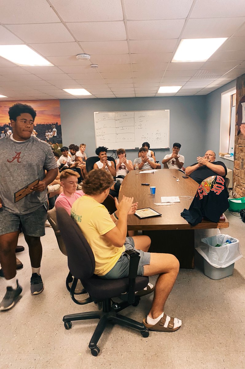 qsbscoreboard's tweet photo. We visited the Boaz Pirates last Friday to congratulate them on being named last week's WQSB-Dixie Designs Team of the Week! 🏆🎉  Shoutout to Gavin Barkley for being named the WQSB Marshall Dekalb Electric Lineman of the Week! 🔥 https://t.co/wuzxqQzbeC