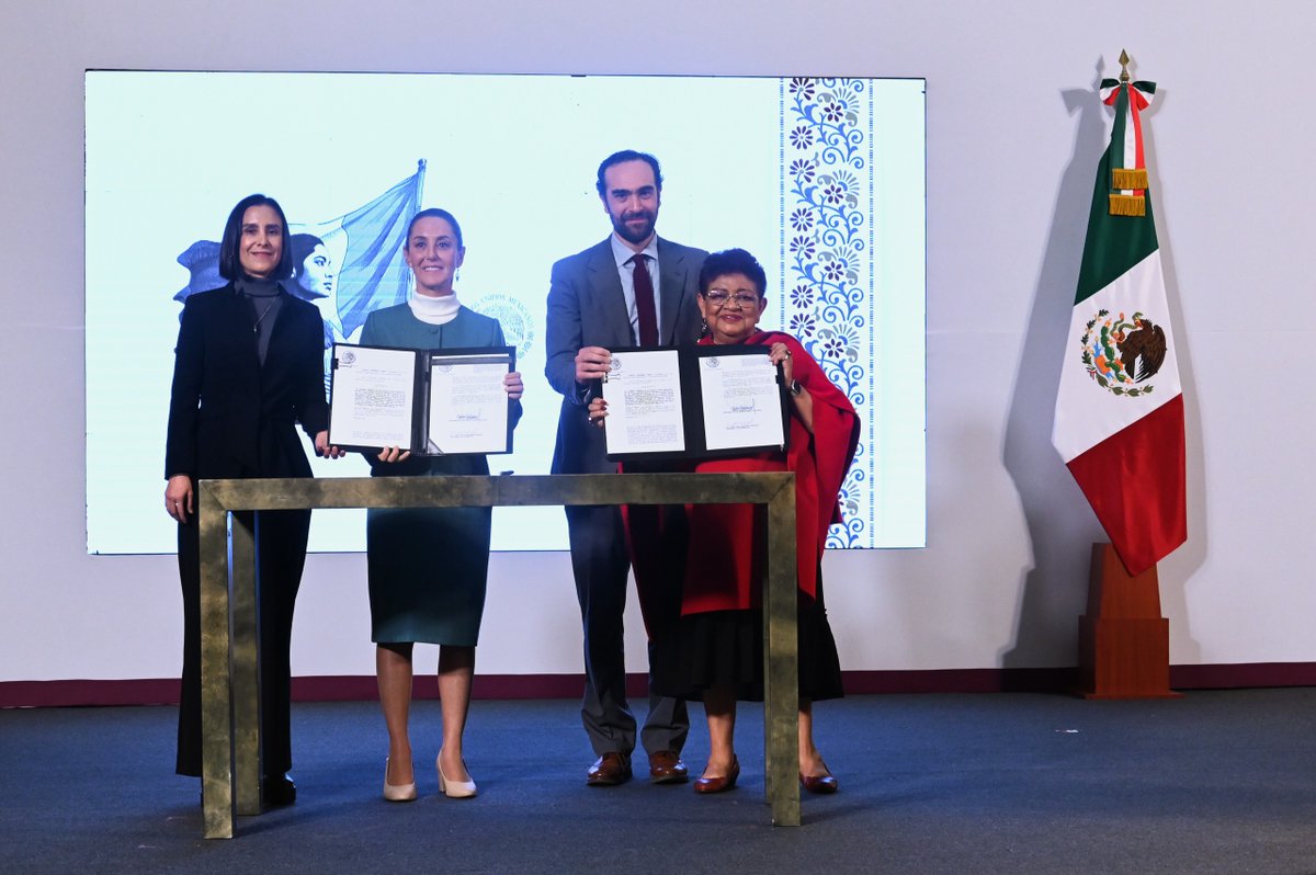 GobiernoMX's tweet photo. La presidenta @Claudiashein firma decreto que devuelve Pemex y CFE al pueblo de México, tras la reforma a los artículos 25, 27 y 28 constitucionales en materia de áreas y empresas estratégicas. https://t.co/dKaotZaszW