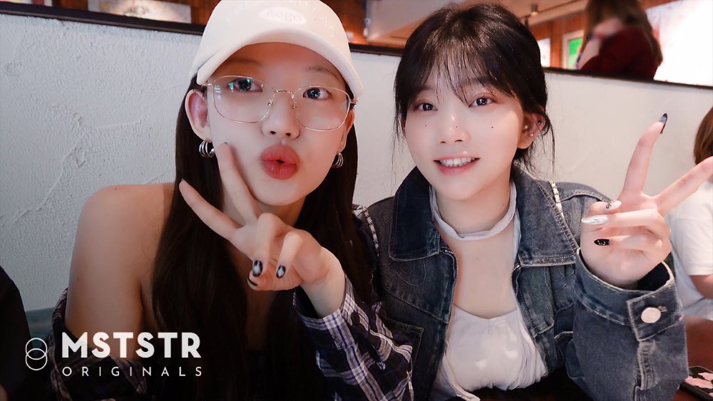 Billlieofficial's tweet photo. [VIDEO] [B-side log] in United Kingdom #1 l 짧고 굵게 런던 감성 즐기기🐯🐰ㅣ감자튀김과 옥수수 홀릭🍟🌽ㅣ필수코스 런던아이🎡

🔗 https://t.co/uoDu2OlZlE

#Billlie #빌리 #B_side_log https://t.co/t9X4Wj6Lyj