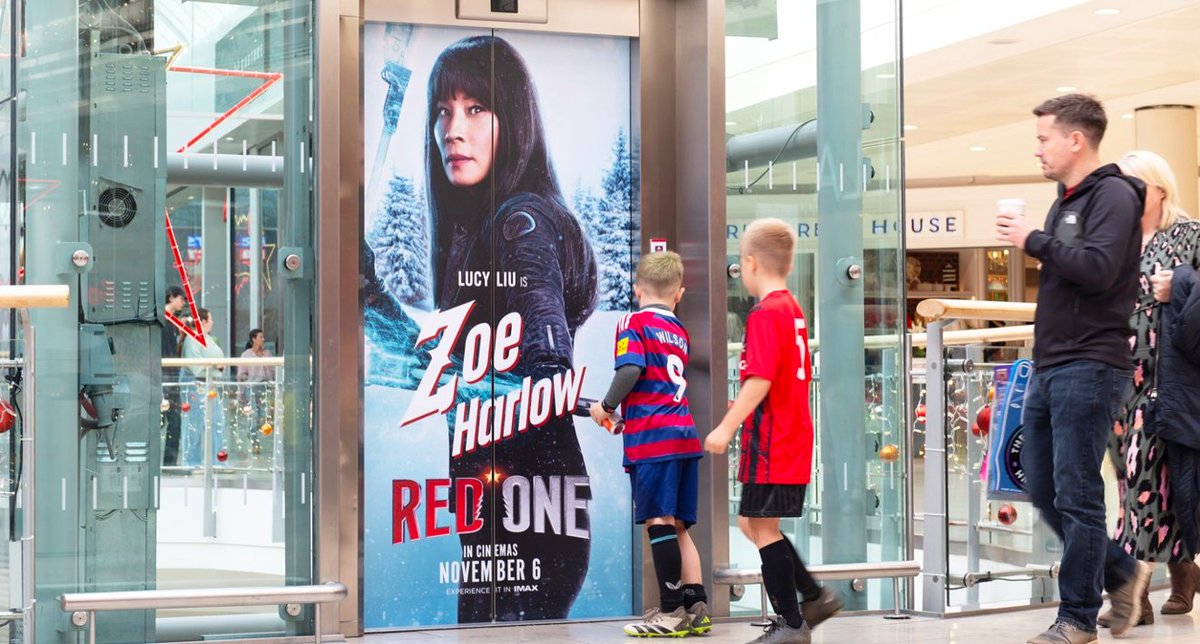 LimitedSpaceOOH's tweet photo. 🎄✨ Brace yourself—Red One has landed!
Unwrap the action of Red One this holiday season. Our festive #OOH campaign for #RedOneMovie is lighting up Adlifts and Panoramic displays, bringing magic to the adventure. 🎅💥
Thanks to @PHD_UK  and @kineticwwUK 
https://t.co/O72wHMzAvA https://t.co/YbvFwMxaJq