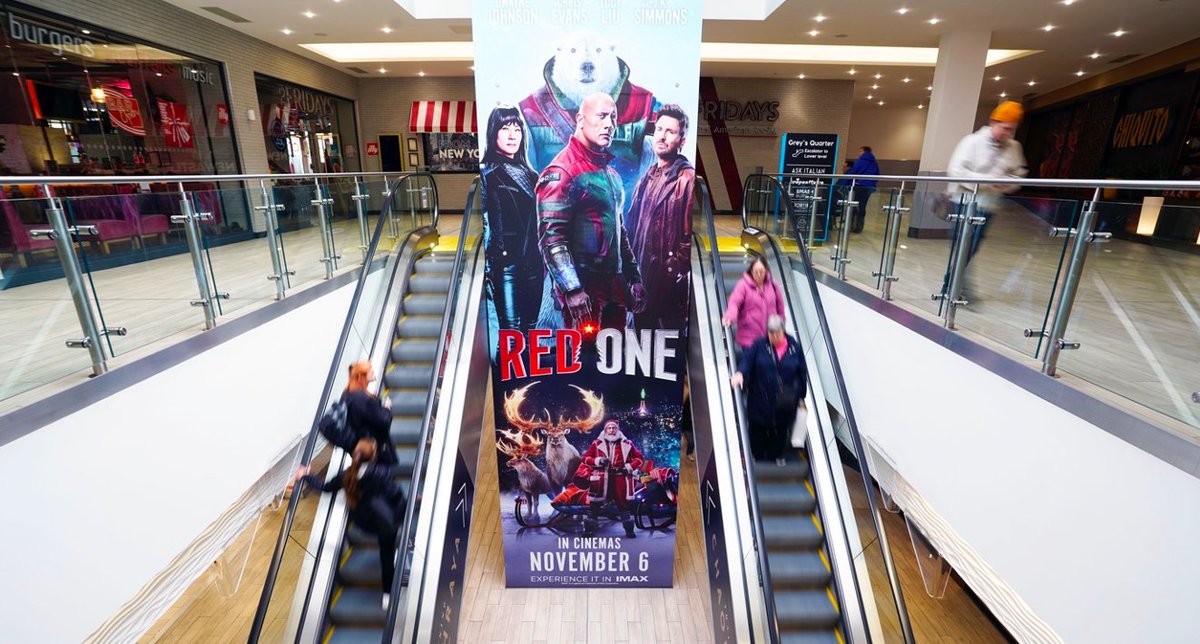 LimitedSpaceOOH's tweet photo. 🎄✨ Brace yourself—Red One has landed!
Unwrap the action of Red One this holiday season. Our festive #OOH campaign for #RedOneMovie is lighting up Adlifts and Panoramic displays, bringing magic to the adventure. 🎅💥
Thanks to @PHD_UK  and @kineticwwUK 
https://t.co/O72wHMzAvA https://t.co/YbvFwMxaJq