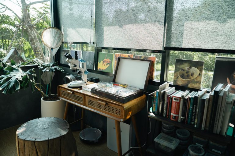 readthecloud's tweet photo. คอลัมน์ #ShareLocation พาไปคาเฟ่ #Holotypecafé ใน #นครนายก ที่เต็มไปด้วยแมลงมากกว่า 100 ชนิด มีมุมถ่ายรูปที่จำลองมุมมองจากป่า โดยมี ฟลุ๊ค-ธรณ์ธันย์ อุณหะโชติ นักกีฏวิทยา เป็นเจ้าของ เพราะเขาอยากให้สัมผัสเรื่องราวอันน่ามหัศจรรย์ของแมลง https://t.co/JyfPp7gB8n https://t.co/vOrLfeN4Tb