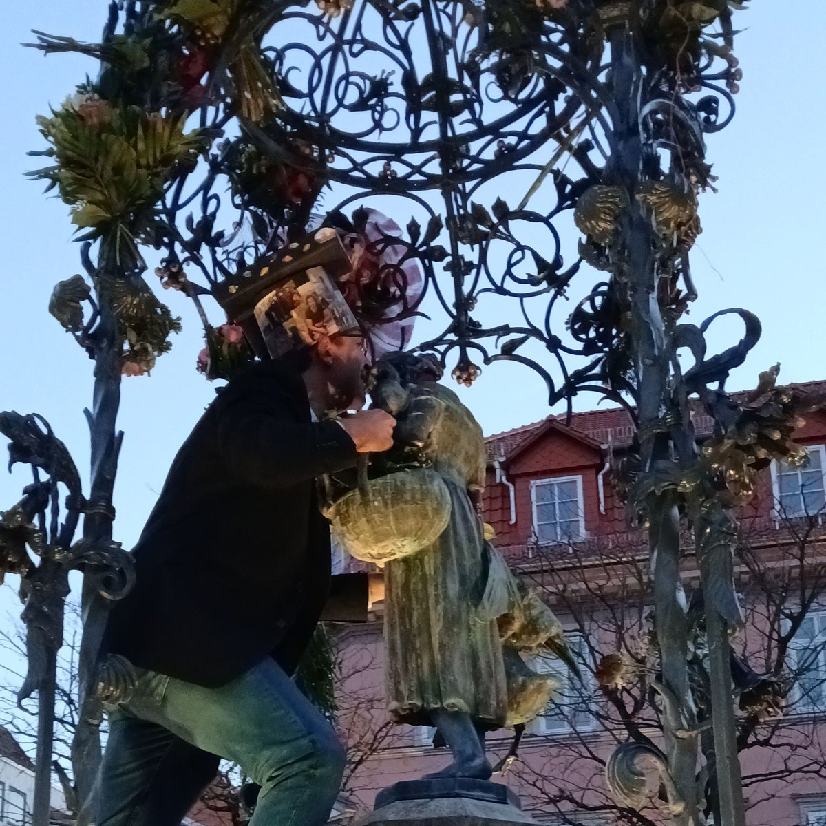 What a day! Perfect weather for the beautiful Göttingen tradition to give a kiss to the famous 'Gänseliesel'.🥳 Till was pulled to the fountain in a special cart and stepped in the footprints of many famous scholars by offering some flowers and a kiss to the statue 🤩.