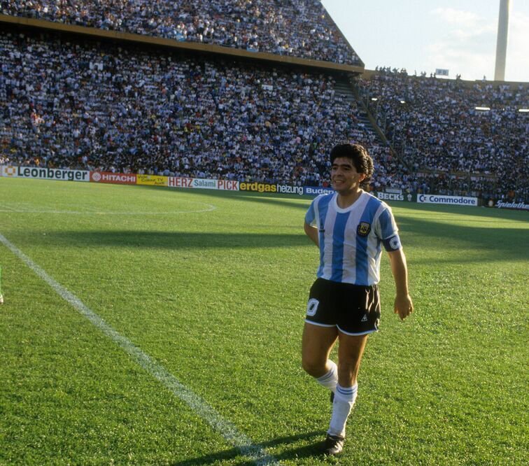 Velez's tweet photo. 🇦🇷 Del barrio a conquistar el mundo.

Gracias por regar de gloria nuestro suelo y llevar a la Argentina a lo más alto 💙

Un beso al cielo, Diego querido 🔟♾️ https://t.co/ALECZ2wZ1C