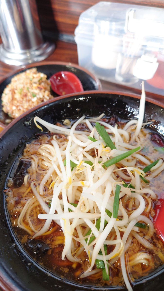 sanpoxhand's tweet photo. このガッツリ油とニンニク入りラーメンは最高 https://t.co/dx7VgMGcS0