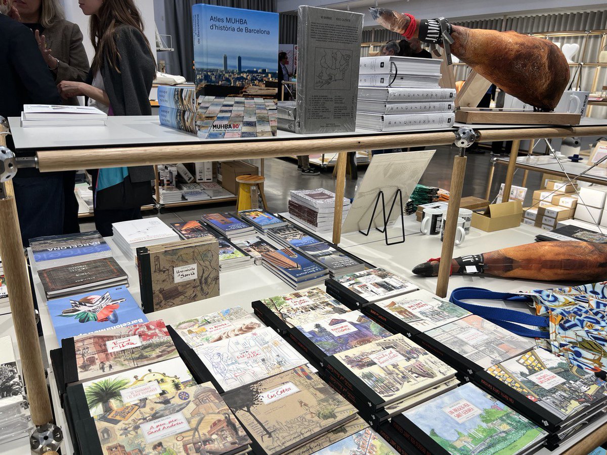 bcn_llibres's tweet image. 🎉 El @dissenyhub obre la nova botiga #DShop, amb façana a la plaça de les Glòries, gestionada per @lacapell_com!

📚 Un espai on podreu trobar una gran selecció de llibres de Barcelona Llibres, objectes de disseny, fotos, joies i records de Barcelona.

dissenyhub.barcelona/ca/noticia/obe…