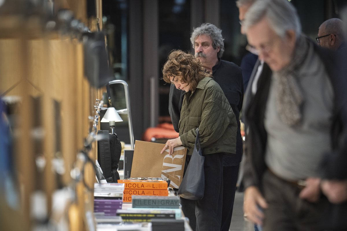 bcn_llibres's tweet image. 🎉 El @dissenyhub obre la nova botiga #DShop, amb façana a la plaça de les Glòries, gestionada per @lacapell_com!

📚 Un espai on podreu trobar una gran selecció de llibres de Barcelona Llibres, objectes de disseny, fotos, joies i records de Barcelona.

dissenyhub.barcelona/ca/noticia/obe…