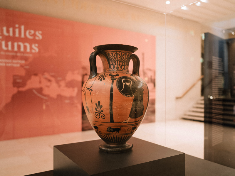 🍇 Découvrez les saveurs de la #Méditerranée antique !
🏺 Exposition gratuite « Vins, huiles et parfums : #voyage archéologique autour de la Méditerranée antique ».
💬 Julien Auber de Lapierre, commissaire de l’#exposition, revient sur les objets exceptionnels présentés à cette