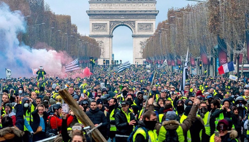 Et sinon, les gilets jaunes appellent à reprendre les ronds-points les 16 et 17 novembre pour les 6 ans du mouvement.
Le gilet jaune plie mais ne rond-point, TMTC.