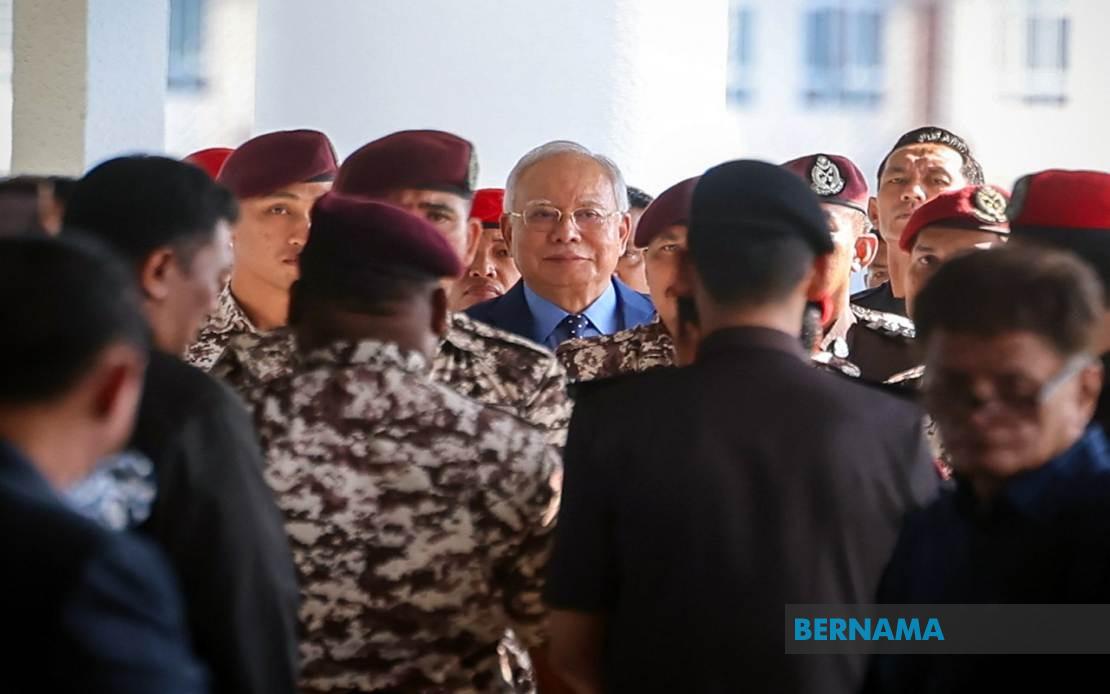 bernamadotcom's tweet photo. US$3 bilion untuk pembangunan TRX dialihkan ke akaun Najib, kata hakim 

https://t.co/YFVqDReYXI 

#BernamaNews https://t.co/NlC6hr7EmW